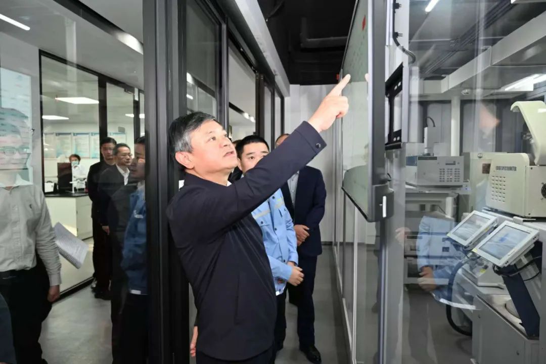 生态环境部部长黄润秋调研嘉兴市固体废物处置中心，参观固危废自动化检测